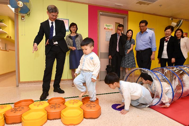 The Secretary for Labour and Welfare, Dr Law Chi-kwong, visited Hong Kong Christian Service Morrison Hill Child Development Centre in Wan Chai today (April 30). Photo shows Dr Law (first left) observing children with special needs receiving physical exercise training at the centre.