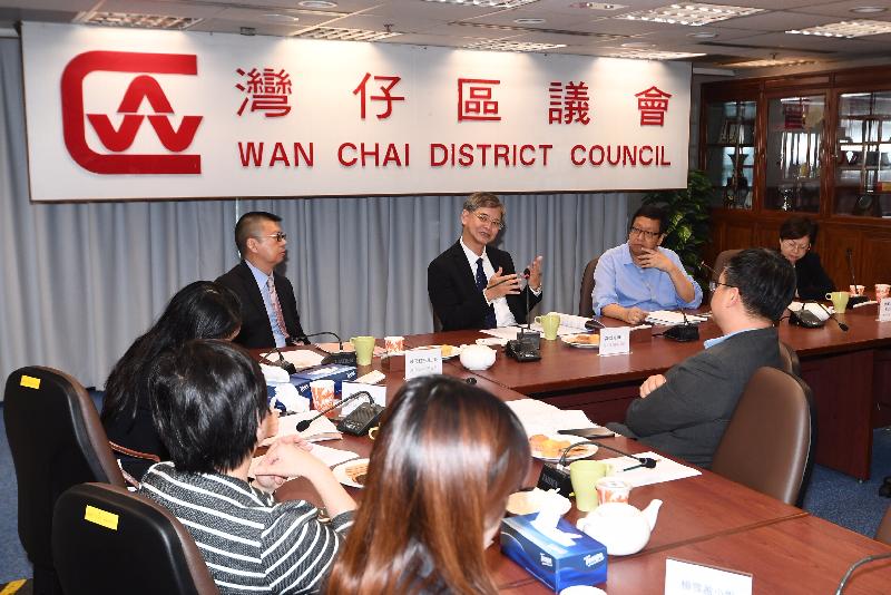 The Secretary for Labour and Welfare, Dr Law Chi-kwong (back row, second left), accompanied by the District Officer (Wan Chai), Mr Rick Chan (back row, first left), visited the Wan Chai District Council (WCDC) today (April 30) to exchange views with the Chairman of the WCDC, Mr Stephen Ng (back row, second right); the Vice-chairman of the WCDC, Dr Jennifer Chow (back row, first right); and members on labour and welfare issues as well as matters of local concern.
