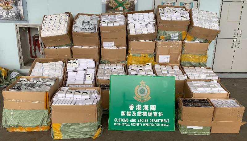 香港海關四月二十七日在文錦渡管制站檢獲約一萬二千件懷疑冒牌物品，估計市值約三十五萬元。