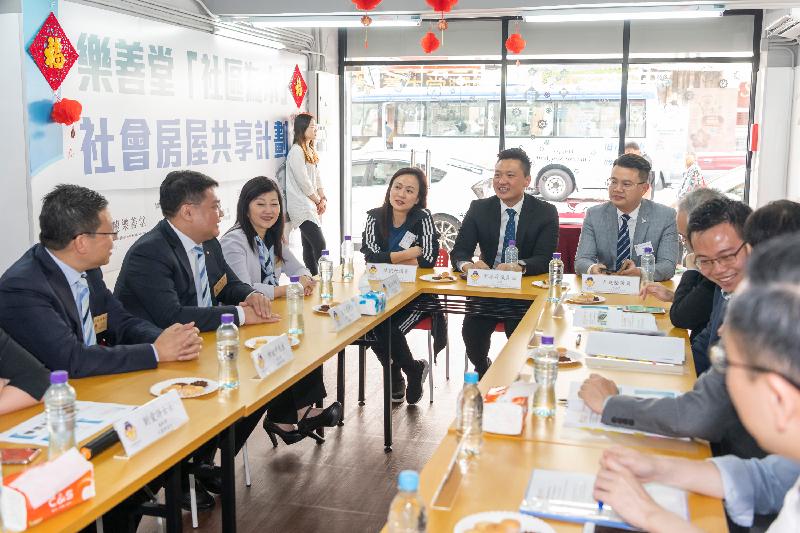 The Legislative Council (LegCo) Subcommittee to Follow Up Issues Related to Inadequate Housing and Relevant Housing Policies visited transitional housing projects today (April 30). Photo shows LegCo members (from fourth left) Ms Chan Hoi-yan, Mr Vincent Cheng and Mr Andrew Wan being briefed by representatives of the Government and Lok Sin Tong on the experience of operating the "Transitional Housing Scheme".