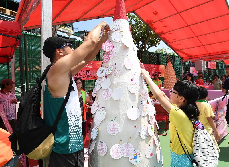 「攀爬嘉年华」星期六（五月四日）下午在长洲北帝庙游乐场足球场举行，市民可在场内的「许愿包山」挂上许愿卡。