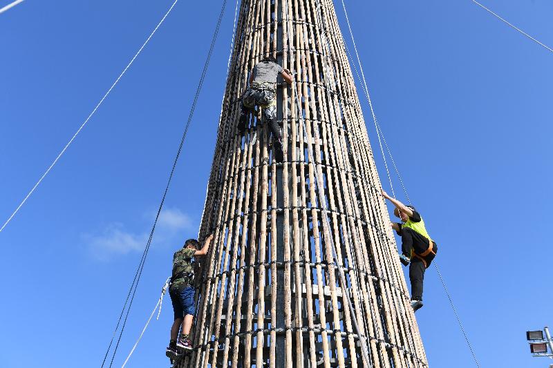The Cheung Chau Climbing Carnival will be held at the soccer pitch of Pak Tai Temple Playground, Cheung Chau, this Saturday afternoon (May 4). Interested members of the public who are at least 1 metre in height can participate in the bun tower climbing activity by making an on-site application. They can then climb the 14-metre-tall bun tower set up for the Bun Scrambling Competition to experience the fun of climbing.