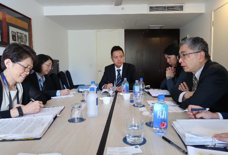 財經事務及庫務局局長劉怡翔（右一）今日（五月二日）在斐濟楠迪與亞洲開發銀行東亞局局長梁小萍（左一）及副局長Teresa Kho（左二）會面。