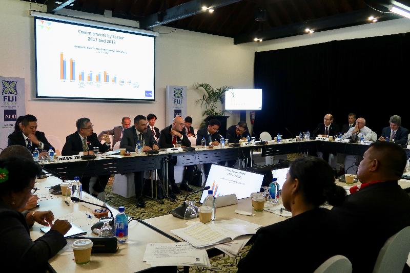 財經事務及庫務局局長劉怡翔（左二）今日（五月二日）在斐濟楠迪出席亞洲開發銀行理事會年會的組別會議。