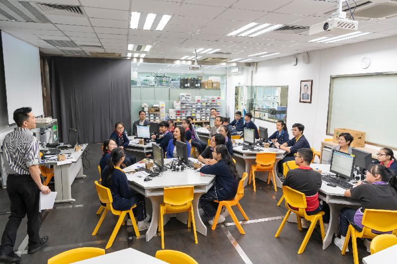 Members of the Legislative Council observe students of Lok Sin Tong Yu Kan Hing Secondary School participating in an artificial intelligence coding class today (May 2). 