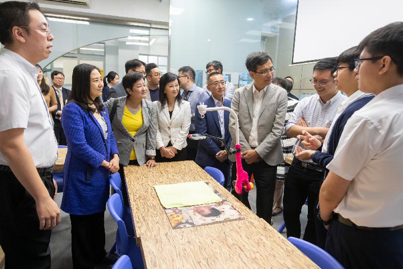 Members of the Legislative Council visit the Maker Space for innovation and technology in Lok Sin Tong Yu Kan Hing Secondary School today (May 2) to observe students' design projects.