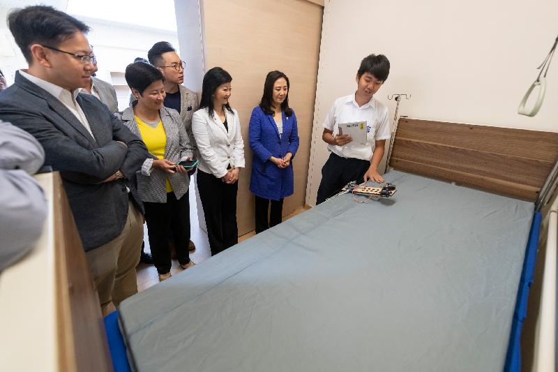 Members of the Legislative Council visit the smart living lab for the elderly in Lok Sin Tong Yu Kan Hing Secondary School today (May 2) to listen to a presentation on the student-designed voice activated automatic bed lifting installation.