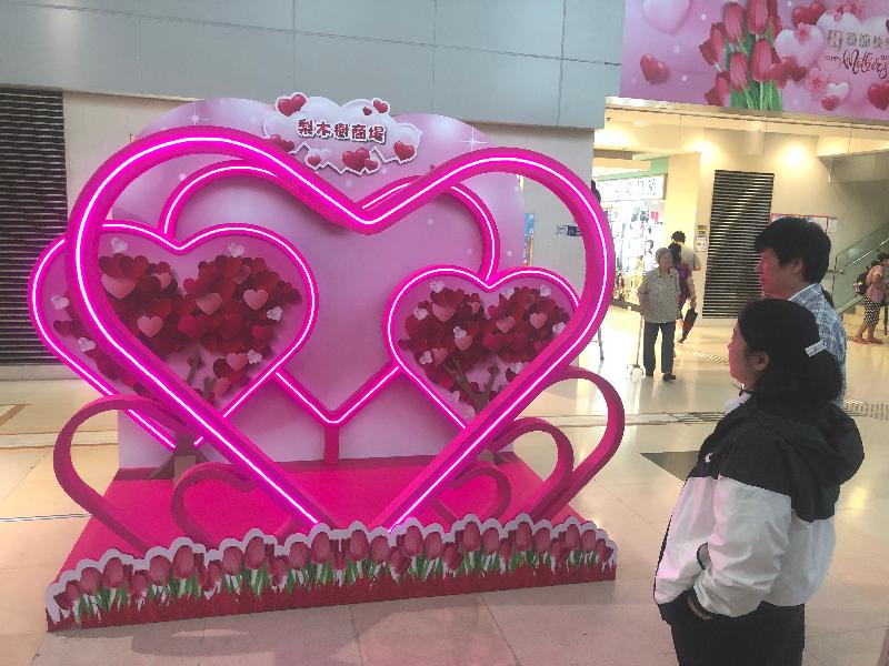 香港房屋委員會（房委會）於母親節期間在轄下多個商場舉辦推廣活動，以提升節日氣氛和增加商場人流。圖示房委會葵涌梨木樹商場的母親節擺設。