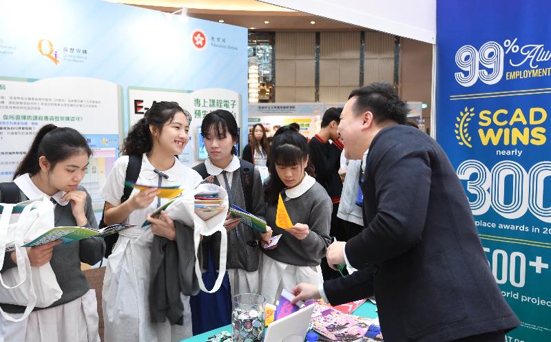 「多元出路資訊SHOW 2019」今日（五月三日）及明日（五月四日）在九龍灣國際展貿中心舉行。圖示學生參觀展覽攤位，獲取升學及就業資訊。