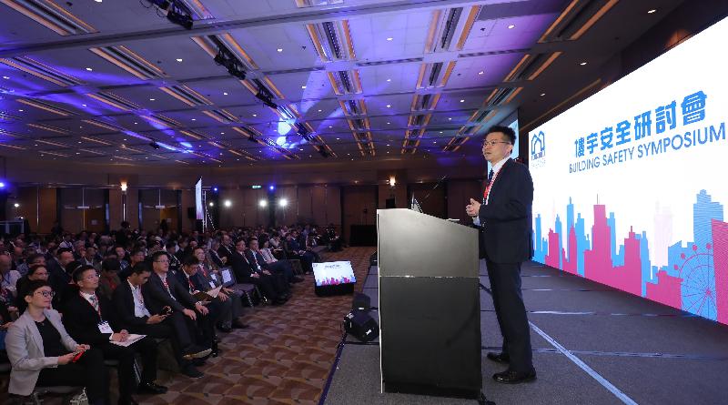 Some 500 participants including building professionals, members of the building management sector, government officials and academics attended the Building Safety Symposium 2019 today (May 3) to exchange views on building safety issues. Photo shows the Director of Buildings, Mr Cheung Tin-cheung, giving a welcoming speech at the event.