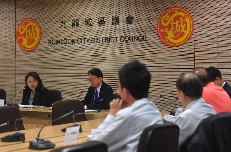 律政司司長鄭若驊資深大律師（左一）今日（五月三日）與九龍城區議會主席潘國華（左二）及區議員會面，就關注的議題交換意見。