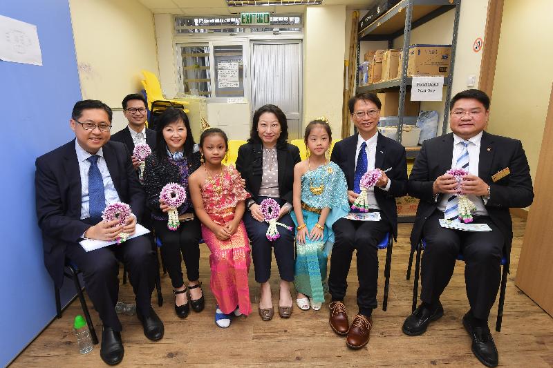 The Secretary for Justice, Ms Teresa Cheng, SC, visited the Support Service Centre for Ethnic Minorities in Lok Sin Tong Lee Yin Yee United Centre today (May 3). Photo shows Ms Cheng (fourth right) with the Chairman of the Kowloon City District Council, Mr Pun Kwok-wah (second right), the District Officer (Kowloon City), Mr Franco Kwok (first left) and members of the centre.
