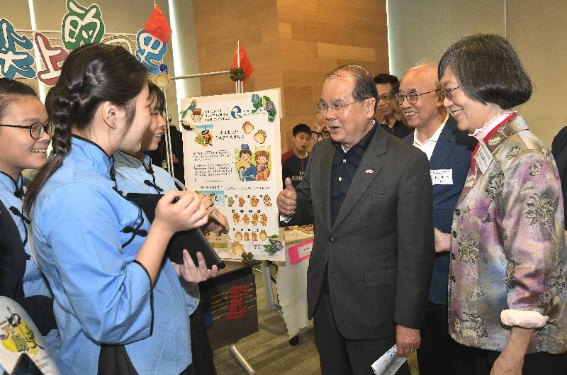 政務司司長張建宗（右三）今日（五月四日）出席香港中華文化發展聯合會舉辦的「百年五四」展覽開幕禮，並參觀展覽。

