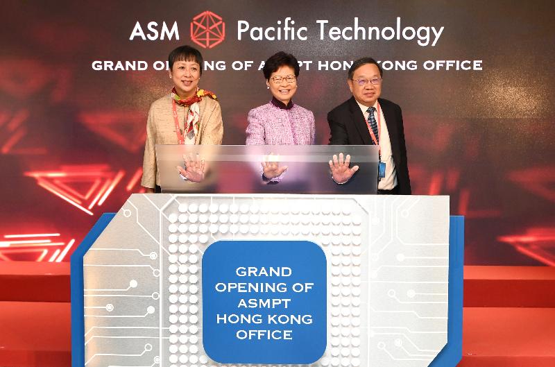 The Chief Executive, Mrs Carrie Lam, attended the Grand Opening of ASM Pacific Technology Hong Kong Office today (May 6). Photo shows Mrs Lam (centre); the Chairman of the ASM Pacific Technology, Ms Orasa Livasiri (left); and the Chief Executive Officer of the ASM Pacific Technology, Mr Lee Wai-kwong (right), officiating at the opening.