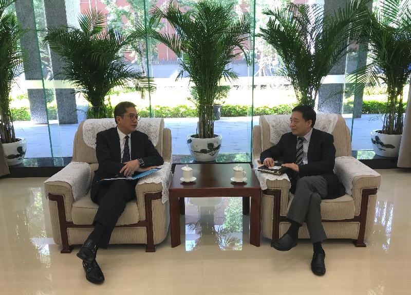 The Secretary for Development, Mr Michael Wong, started his visit programme in Beijing today (May 6). Photo shows Mr Wong (left) meeting with the Director of the China International Development Cooperation Agency, Mr Zhao Gang.