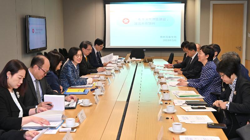 The Secretary for Food and Health, Professor Sophia Chan (fourth left), and officers from the Food and Health Bureau meet with the Director of the National Medical Products Administration, Ms Jiao Hong (third right), and her delegation at the Central Government Offices today (May 7) to discuss matters relating to the development and co-operation on regulation of drugs and Chinese medicines.