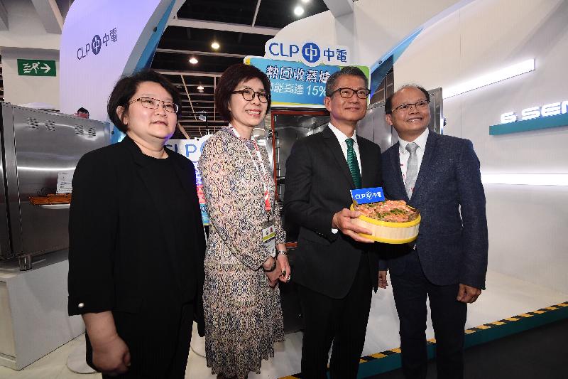 The Financial Secretary, Mr Paul Chan, attended the opening ceremony of HOFEX 2019 - the 18th International Exhibition of Food & Drink, Hotel, Restaurant & Foodservice Equipment, Supplies & Services at the Hong Kong Convention and Exhibition Centre this morning (May 7). Photo shows Mr Chan (second right) touring the exhibition.