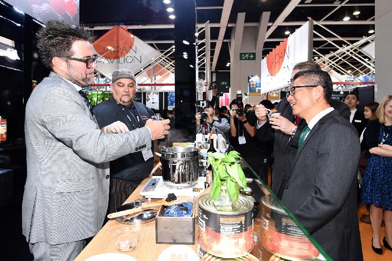 The Financial Secretary, Mr Paul Chan, attended the opening ceremony of HOFEX 2019 - the 18th International Exhibition of Food & Drink, Hotel, Restaurant & Foodservice Equipment, Supplies & Services at the Hong Kong Convention and Exhibition Centre this morning (May 7). Photo shows Mr Chan (right) touring the exhibition.