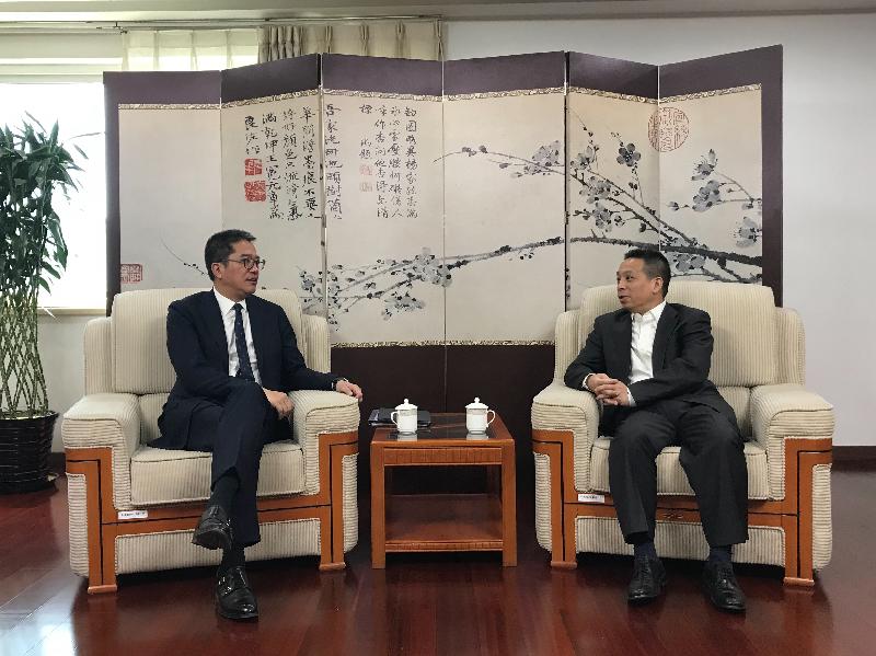 發展局局長黃偉綸今日（五月七日）繼續在北京的訪問行程。圖示黃偉綸（左）與國務院港澳事務辦公室副主任黃柳權會面。