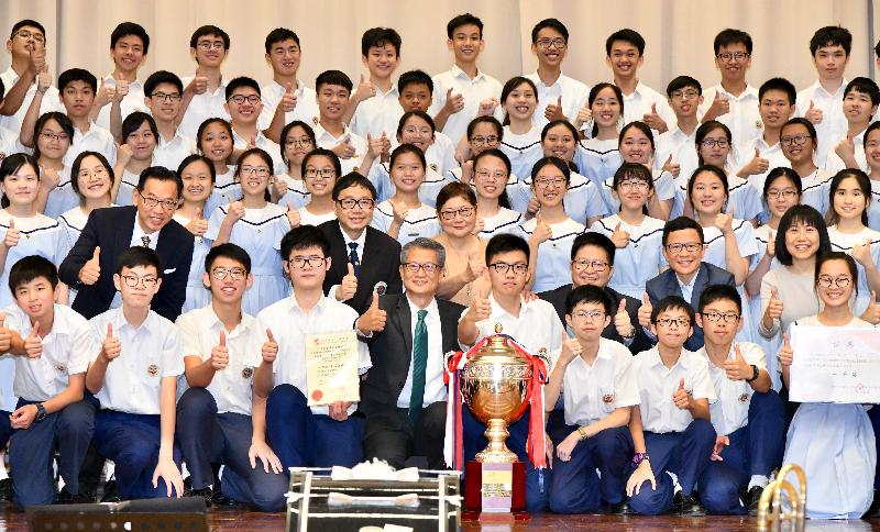 The Financial Secretary, Mr Paul Chan, today (May 7) visited SKH Lam Woo Memorial Secondary School in Kwai Tsing District. Photo shows Mr Chan (first row, fifth left), accompanied by the Chairman of the Kwai Tsing District Council, Mr Law King-shing (second row, third right), and the District Officer (Kwai Tsing), Mr Kenneth Cheng (second row, second right), pictured with the School Supervisor, Dr Alice Yuk (second row, third left); the Principal, Mr Chan Ka-yun (second row, second left), teachers and students.