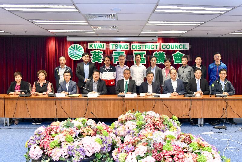 The Financial Secretary, Mr Paul Chan, today (May 7) visited the Kwai Tsing District Council (K&TDC) to exchange views on various livelihood and development issues in the district with members of the K&TDC. Mr Chan (front row, centre) is pictured with the Chairman of the K&TDC, Mr Law King-shing (front row, fourth left); the District Officer (Kwai Tsing), Mr Kenneth Cheng (front row, third left); and members of the K&TDC.