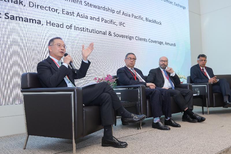 The Deputy Chief Executive of the Hong Kong Monetary Authority and Chief Executive Officer of the Exchange Fund Investment Office, Mr Eddie Yue (first left), today (May 7) moderates a panel on "ESG investment: policies, practices and prospects". Other speakers include (from second left) the Director, East Asia and Pacific of the International Finance Corporation, Mr Vivek Pathak; the Head of Institutional & Sovereign Clients Coverage of Amundi, Mr Frederic Samama; and the Head of Investment Stewardship of Asia Pacific of Blackrock, Mr Amar Gill.