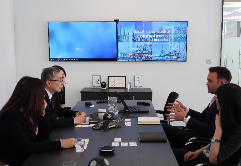 The Secretary for Financial Services and the Treasury, Mr James Lau (second left), visited a Fintech company, Ebury, in London on May 7 (London time) where he was briefed by the management on the company's operation.