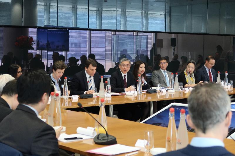 財經事務及庫務局局長劉怡翔（右五）五月七日（倫敦時間）在倫敦出席香港──英國金融合作對話2019的「香港與倫敦金融服務合作小組會議」，並作開場發言。