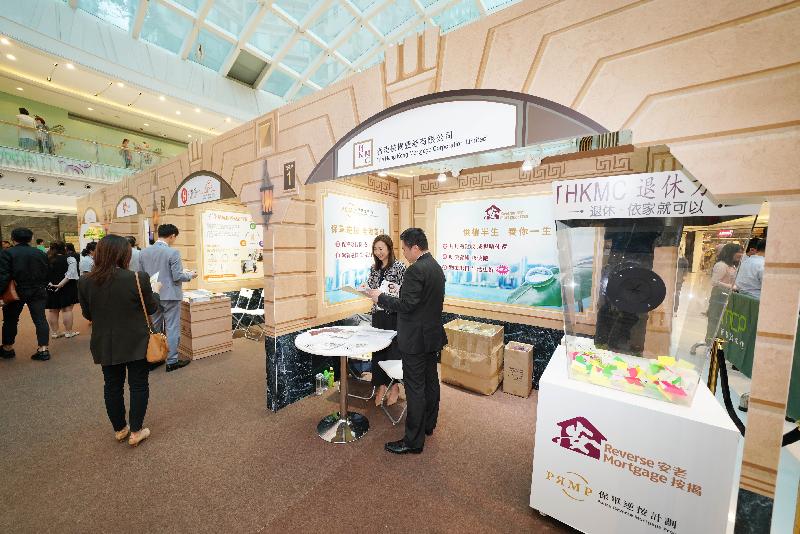 Various organisations were invited to participate in the "HKMC Retirement Solutions" Expo, a two-day event being held from today (May 8). Exhibitions and seminars took place there to provide information about "Retirement Today Made Possible".