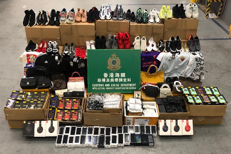 香港海關於一月至四月期間採取執法行動，打擊輸往美國的跨境冒牌物品活動，檢獲共約五萬五千件懷疑冒牌物品，估計市值約七百萬元。圖示部分檢獲的懷疑冒牌物品。
