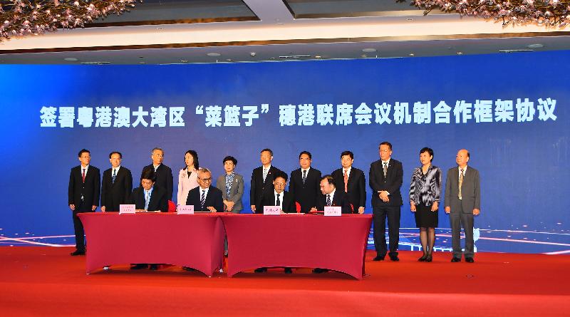 The Under Secretary for Food and Health, Dr Chui Tak-yi (front row, second left); the deputy director of the Guangzhou Customs District, Mr Yang Guohai (front row, second right); the Controller of the Centre for Food Safety of the Food and Environmental Hygiene Department, Dr Ho Yuk-yin (front row, first left); and the director of the Bureau of Agriculture and Rural Affairs of Guangzhou Municipality, Mr Yuan Guiyang (front row, first right), today (May 9) signed a framework agreement on the establishment of a joint meeting mechanism between Guangzhou and Hong Kong in relation to an agricultural project in the Guangdong-Hong Kong-Macao Greater Bay Area. Representatives from the Ministry of Agriculture and Rural Affairs, the General Administration of Customs, the Guangdong Provincial Government, the Macao Special Administrative Region Government, the Guangzhou Municipal Government, the Standing Committee of the Guangzhou Municipal People's Congress and the Chinese People's Political Consultative Conference Guangzhou Municipal Committee witnessed the signing of the agreement.