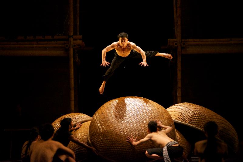 This summer, the International Arts Carnival will run from July 5 to August 18, offering a splendid array of inspirational and enjoyable programmes for all. Tickets will be available at URBTIX from tomorrow (May 10) onwards. Vietnam's Lune Production will perform "À Ố Làng Phố", a work that immaculately merges acrobatics, contortionism, martial arts, dance, comic elements and modern stage design to showcase a dazzling feast with Vietnamese flair.
