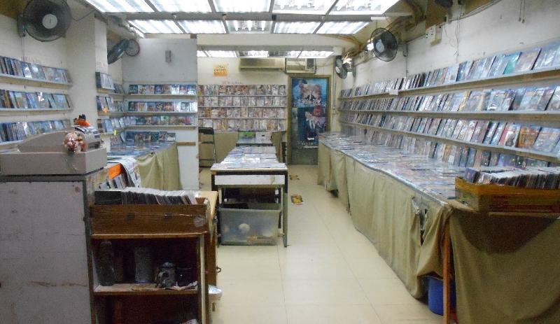 香港海关昨日（五月八日）在油麻地采取反盗版行动，检获约五千六百只怀疑盗版光碟和约三千只怀疑色情光碟，估计市值约二十三万元。