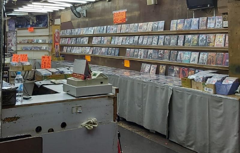 香港海关昨日（五月八日）在油麻地采取反盗版行动，检获约五千六百只怀疑盗版光碟和约三千只怀疑色情光碟，估计市值约二十三万元。