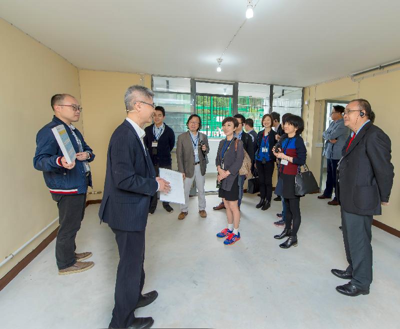 Members of the Hong Kong Housing Authority (HA)'s Commercial Properties Committee (CPC) today (May 9) visited Shun Lee Estate and Shun Tin Estate in Kwun Tong to understand the latest developments of the conversion of storerooms. Photo shows the Chairman of the HA's CPC, Ms Tennessy Hui (fifth left), and various CPC members listening to a briefing on the conversion of a storeroom at Lee Cheung House in Shun Lee Estate. The storeroom has been successfully converted into a public rental housing unit.
