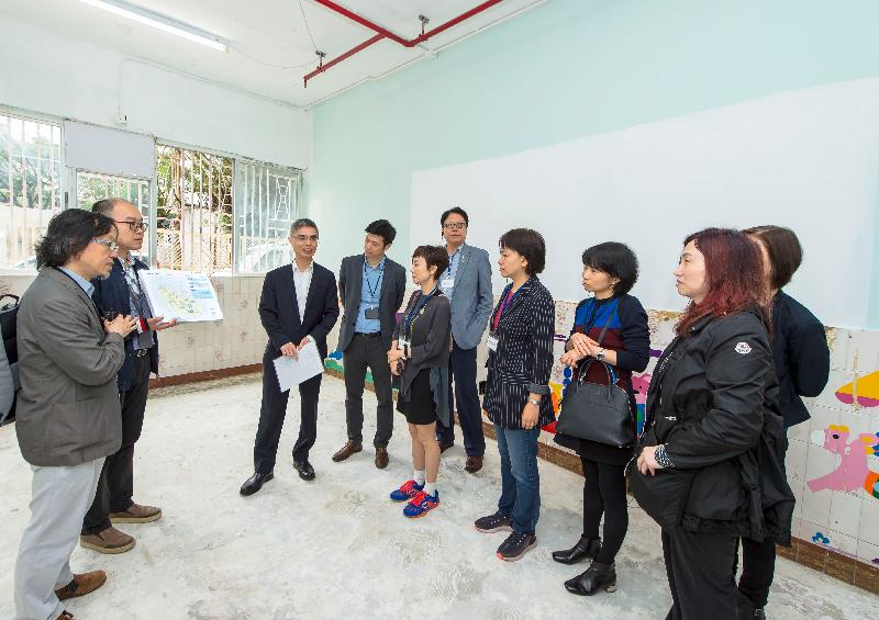 Members of the Hong Kong Housing Authority (HA)'s Commercial Properties Committee (CPC) today (May 9) visited Shun Lee Estate and Shun Tin Estate in Kwun Tong to understand the latest developments of conversions. Photo shows the Chairman of the HA's CPC, Ms Tennessy Hui (fifth left), and various CPC members listening to a briefing on the conversion of a former kindergarten premises at Tin Kam House at Shun Tin Estate. The ground floor of the former kindergarten premises is being converted into a neighbourhood elderly centre.