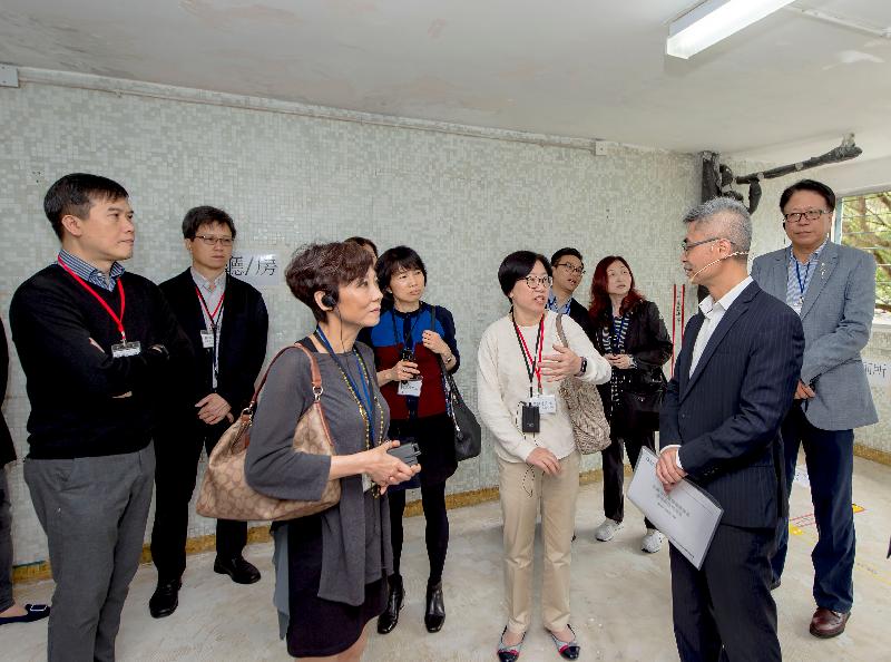 Members of the Hong Kong Housing Authority (HA)'s Commercial Properties Committee (CPC) today (May 9) visited Shun Lee Estate and Shun Tin Estate in Kwun Tong to understand the latest developments of conversions. Photo shows the Chairman of the HA's CPC, Ms Tennessy Hui (third left) and various CPC members, accompanied by the Deputy Director of Housing (Estate Management), Miss Rosaline Wong (sixth right), listening to a briefing on the conversion of a former kindergarten premises at Tin Kam House at Shun Tin Estate. The first floor of the former kindergarten premises is being converted into six public rental housing units.