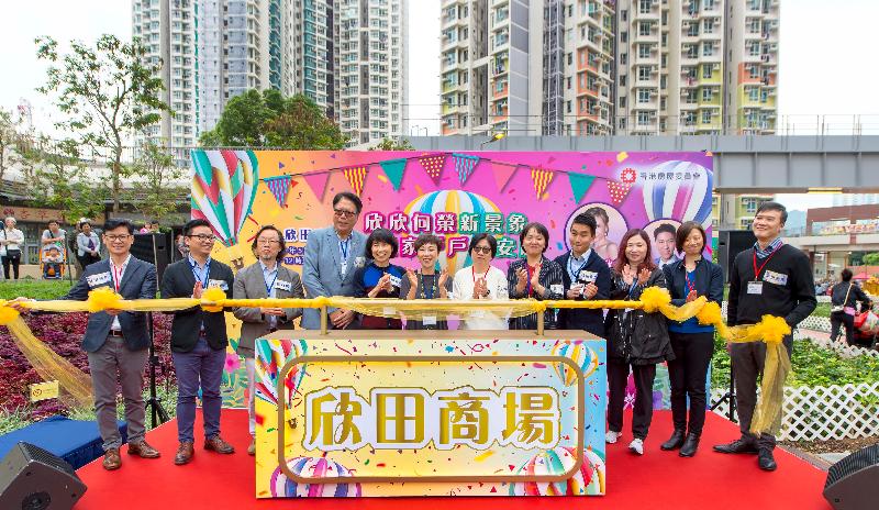 Members of the Hong Kong Housing Authority's Commercial Properties Committee (CPC) today (May 9) officiated at the opening ceremony of Yan Tin Shopping Centre in Tuen Mun. Photo shows the Chairman of the CPC, Ms Tennessy Hui (sixth left); the Deputy Director of the Housing (Estate Management), Miss Rosaline Wong (sixth right); CPC members Mr Lee Wing-fung (second left), Professor Yip Ngai-ming (third left), Mr Samson Wong (fourth left), Ms Cissy Chan (fifth left), Ms Serena Lau (fifth right), Mr Cheng Tat-hung (fourth right) and Ms Ann Au (third right); and the Assistant Directors of Housing, Mr Ricky Yeung (first left), Ms Josephine Shu (second right) and Mr Steve Luk (first right).