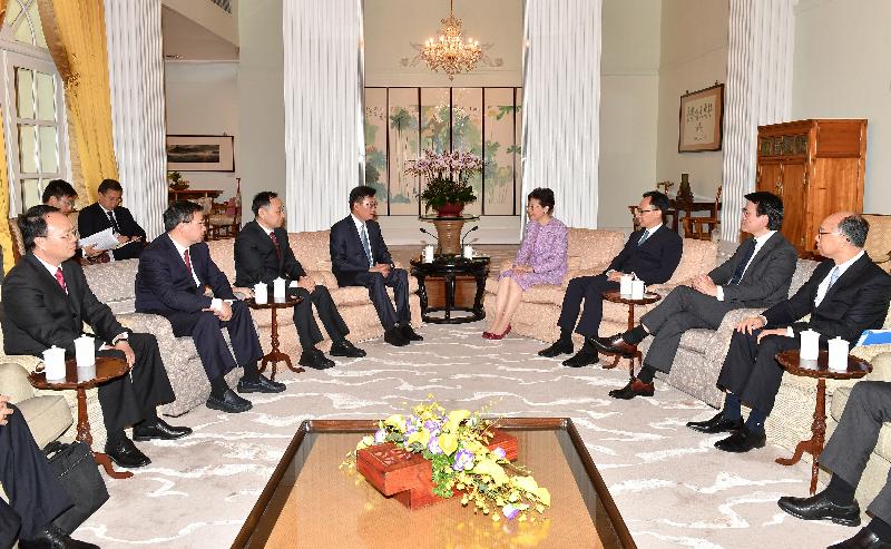 The Chief Executive, Mrs Carrie Lam (fourth right), met the Secretary of the CPC Zhuhai Municipal Committee, Mr Guo Yonghang (fourth left), at Government House this afternoon (May 9). The Secretary for Constitutional and Mainland Affairs, Mr Patrick Nip (third right); the Secretary for Commerce and Economic Development, Mr Edward Yau (second right); and the Secretary for Transport and Housing, Mr Frank Chan Fan (first right), were also present.