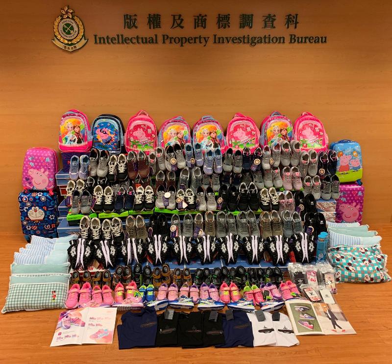 香港海关昨日（五月九日）采取执法行动，打击售卖冒牌物品活动，检获约五百六十件怀疑冒牌物品，估计市值约二十四万元。图示部分检获的怀疑冒牌物品。