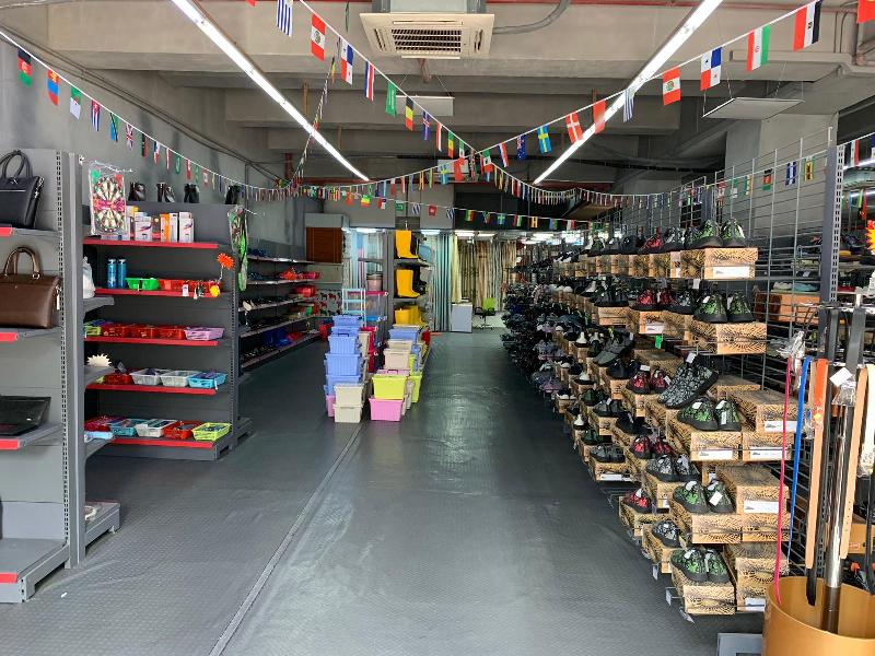 Hong Kong Customs yesterday (May 9) conducted an operation to combat the sale of counterfeit goods and raided a large-scale trading shop selling suspected counterfeit goods where about 560 items of suspected counterfeit goods with an estimated market value of about $240,000 were seized.