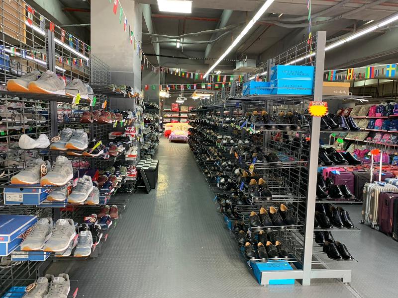 Hong Kong Customs yesterday (May 9) conducted an operation to combat the sale of counterfeit goods and raided a large-scale trading shop selling suspected counterfeit goods where about 560 items of suspected counterfeit goods with an estimated market value of about $240,000 were seized.