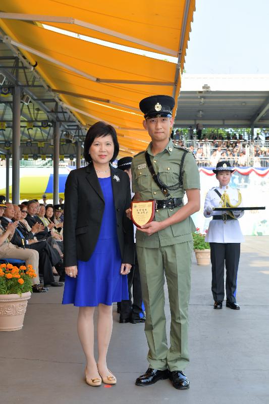 The Correctional Services Department held a passing-out parade at the Staff Training Institute in Stanley today (May 10). Photo shows the Permanent Secretary for Security, Mrs Marion Lai (left), presenting a Best Recruit Award, the Principal's Shield, to Officer Mr Lai Tsz-king.