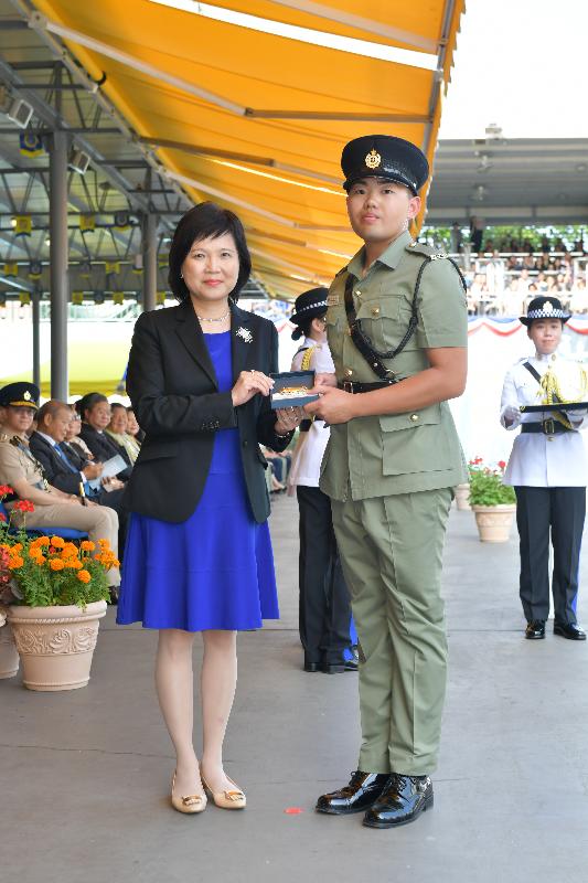 The Correctional Services Department held a passing-out parade at the Staff Training Institute in Stanley today (May 10). Photo shows the Permanent Secretary for Security, Mrs Marion Lai (left), presenting a Best Recruit Award, the Golden Whistle, to Assistant Officer II Mr Leung Yui-hang.