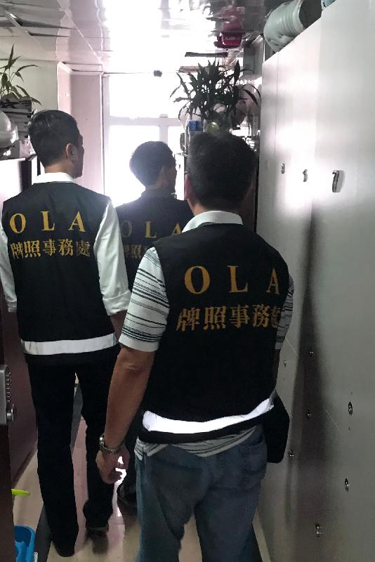 The Office of the Licensing Authority (OLA) of the Home Affairs Department stepped up enforcement actions against unlicensed guesthouses during the Labour Day holidays. Photo shows OLA officers conducting an inspection inside a suspected unlicensed guesthouse. 