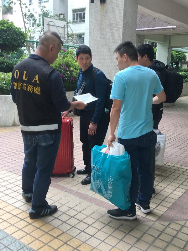 The Office	of the Licensing Authority (OLA) of the Home Affairs Department stepped up enforcement actions against unlicensed guesthouses during the Labour Day holidays. Photo shows OLA officers distributing leaflets to tourists to encourage them to report any information about unlicensed guesthouses.