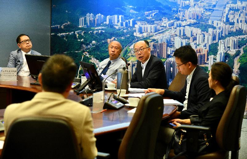 The Secretary for Transport and Housing, Mr Frank Chan Fan, visited Sha Tin District this afternoon (May 10). Photo shows Mr Chan (third right) meeting with the Chairman of the Sha Tin District Council, Mr Ho Hau-cheung (fourth right), and local District Councillors.