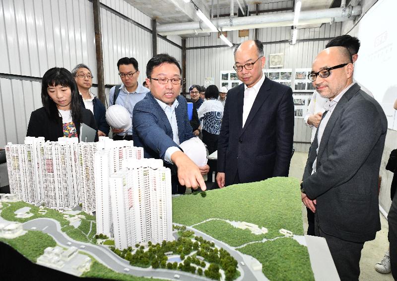 The Secretary for Transport and Housing, Mr Frank Chan Fan, visited Sha Tin District this afternoon (May 10). Photo shows Mr Chan (second right) being briefed by staff of the Housing Department on the facilities of Chun Yeung Estate at the construction site.