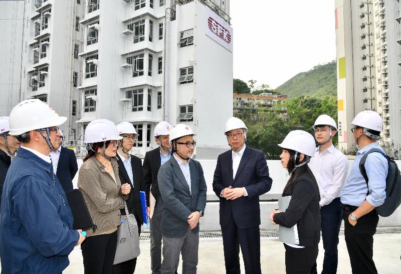 The Secretary for Transport and Housing, Mr Frank Chan Fan, visited Sha Tin District this afternoon (May 10). Photo shows Mr Chan (fourth right) visiting the construction site of Chun Yeung Estate in Fo Tan to learn about the works progress and view the facilities of the estate.