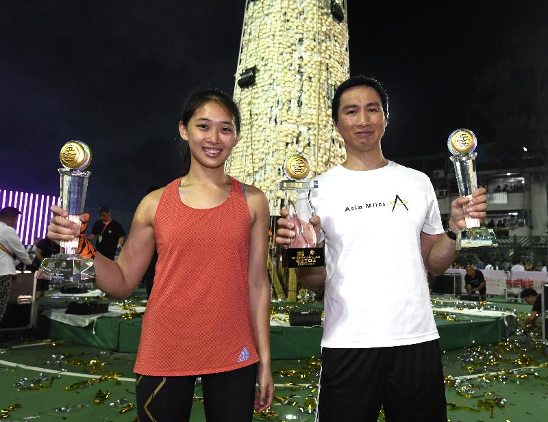 The Bun Scrambling Competition in Cheung Chau concluded early this morning (May 13).  Kwok Ka-ming (right) was the male champion and Kung Tsz-shan (left) won the women's contest. Kwok Ka-ming, who has been the champion three times in the men’s division since 2016, became the first "King of Kings" of the competition. 